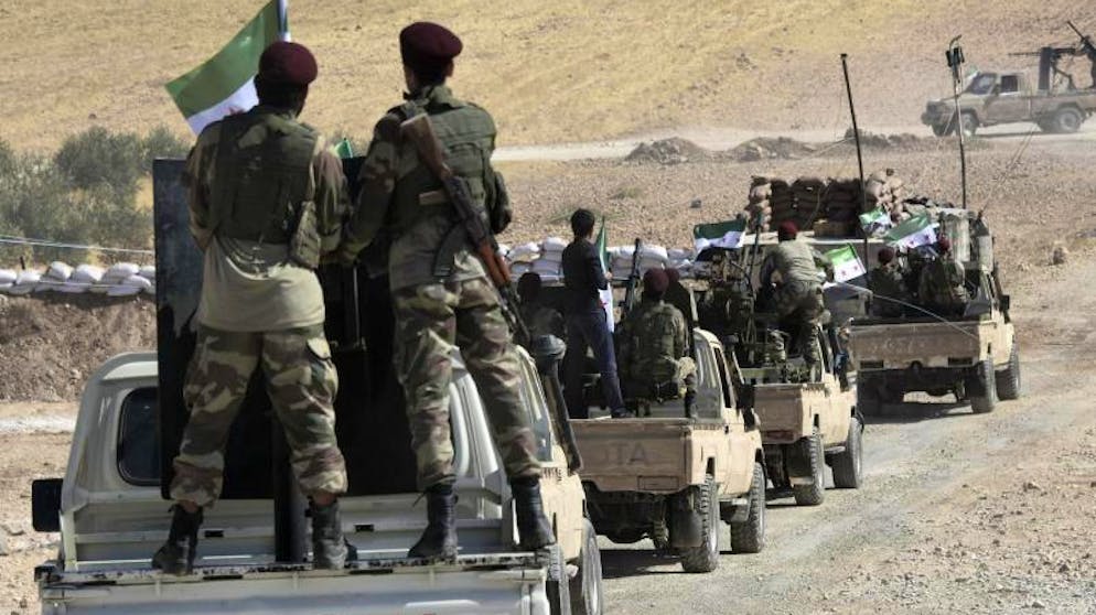 Hilfe für Kurden: Assad verlegt Truppen an türkische Grenze. Von der Türkei unterstützte Kämpfer der «Freien Syrischen Armee» sind auf dem Weg in die syrische Stadt Tall Abyad.