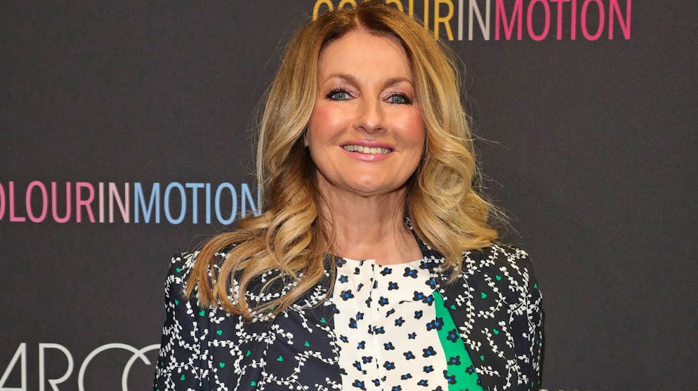 Heisses Flirten unter Palmen. Expertin für kultivierten Tratsch und Klatsch: Frauke Ludowig moderiert die Talk-Sendung zum Liebestreiben.