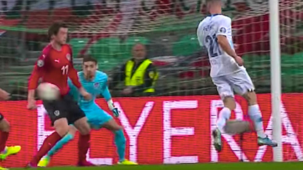 Österreich hat Glück, dass es nach dem Handspiel von Michael Gregoritsch keinen Elfmeter gibt.