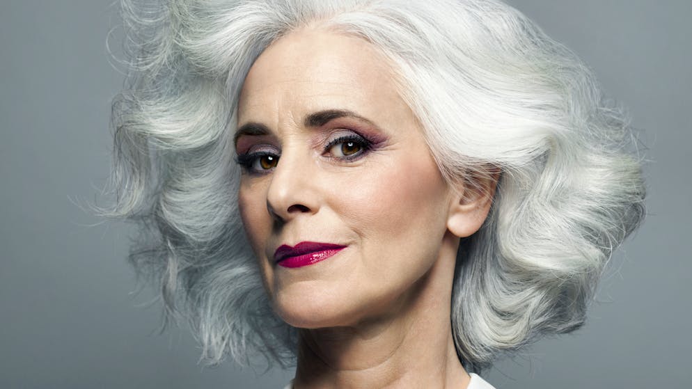 Von wegen faltig: Mit den richtigen Schminkeffekten lässt sich auch im Alter etwas jugendliche Frische ins Gesicht zaubern.