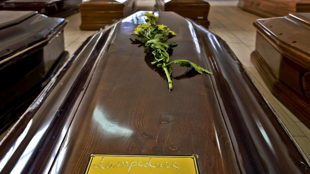 Immer wieder werden vor Lampedusa die Leichen von Flüchtlingen gefunden (Archivbild).