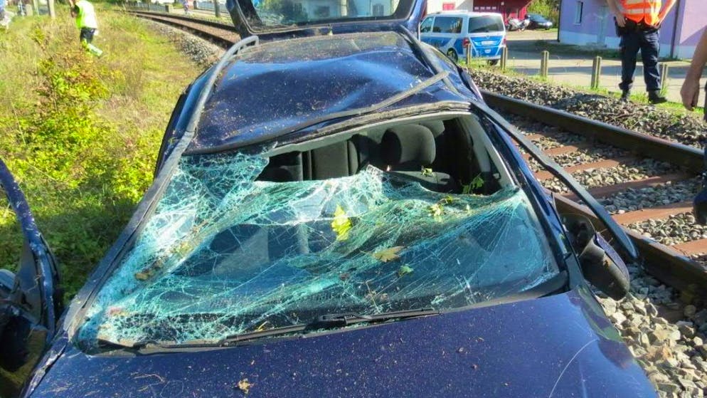 Von der Strasse abgekommen und neben Bahngeleise gelandet: Ein 32-jähriger Lenker verlor in Rheinsulz AG die Kontrolle über sein Auto.