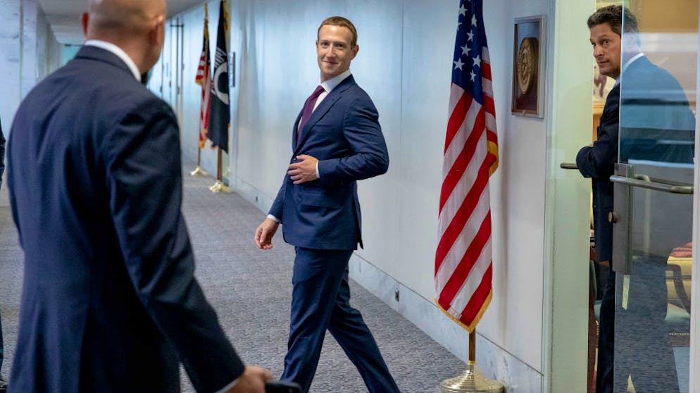 Mark Zuckerberg hat sich heimlich mit führenden Vertretern der amerikanischen Rechten getroffen.