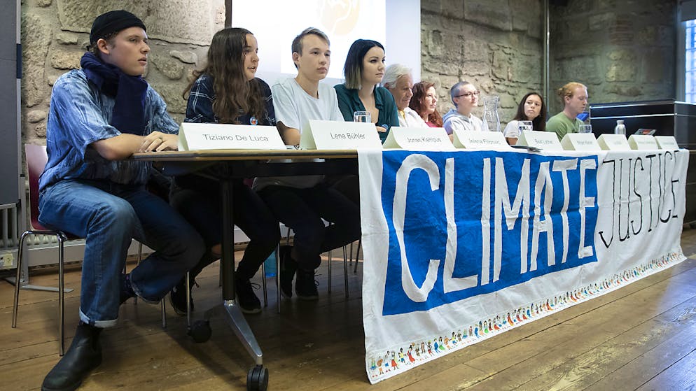 Tiziano De Luca, Lena Bühler, Jonas Kampus, Jelena Filipovic und weitere Mitglieder der Arbeitsgruppe «Strike for Future» (von links) informierten an einer Medienkonferenz über den für Mai 2020 geplanten nationalen Klimastreik.
