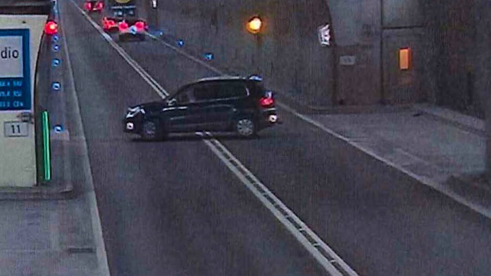 Anderes Fahrzeug gleiches Bild. Auch dieser Fahrer lässt sich durch die doppelte Sicherheitslinie nicht abschrecken. Bei diesem Bild handelt es sich um eine aktuelle Aufnahme der Gotthard-Strassentunnel-Überwachungskamera.