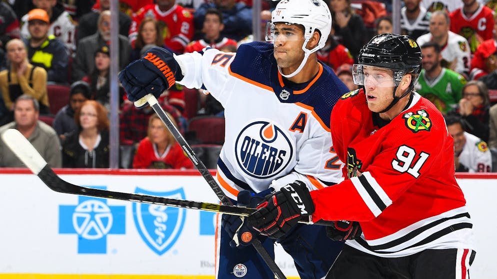 Darnell Nurse (links) von den Edmonton Oilers im Zweikampf mit Drake Caggiula von den Chicago Blackhawks