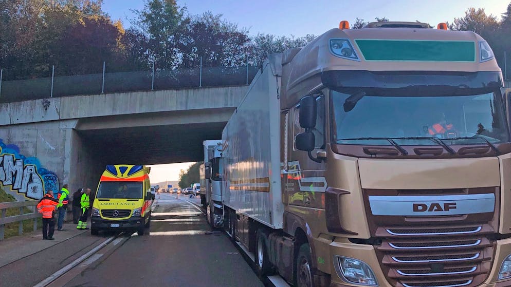 Die Auffahrkollision auf der A1 wirft Fragen auf: Wie kam es genau zum Unfall?