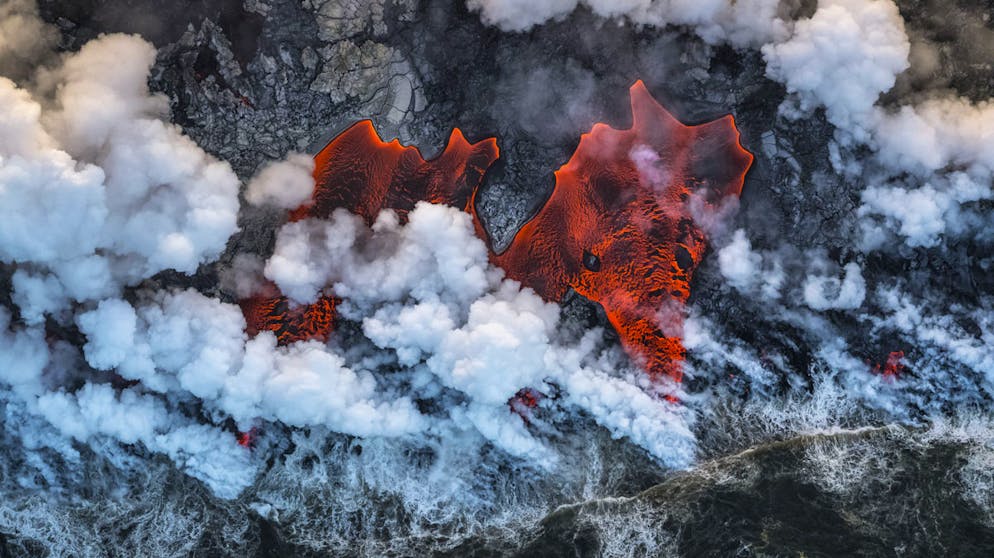 Die besten Tierfotos des Jahres. «Creation» von Luis Vilariño Lopez, Spanien, Gewinner Kategorie:«Earth’s Environments» (Deutsch: Umgebungen der Erde»): Lava fliesst vom Kilauea auf Hawaii in den Pazifischen Ozean.