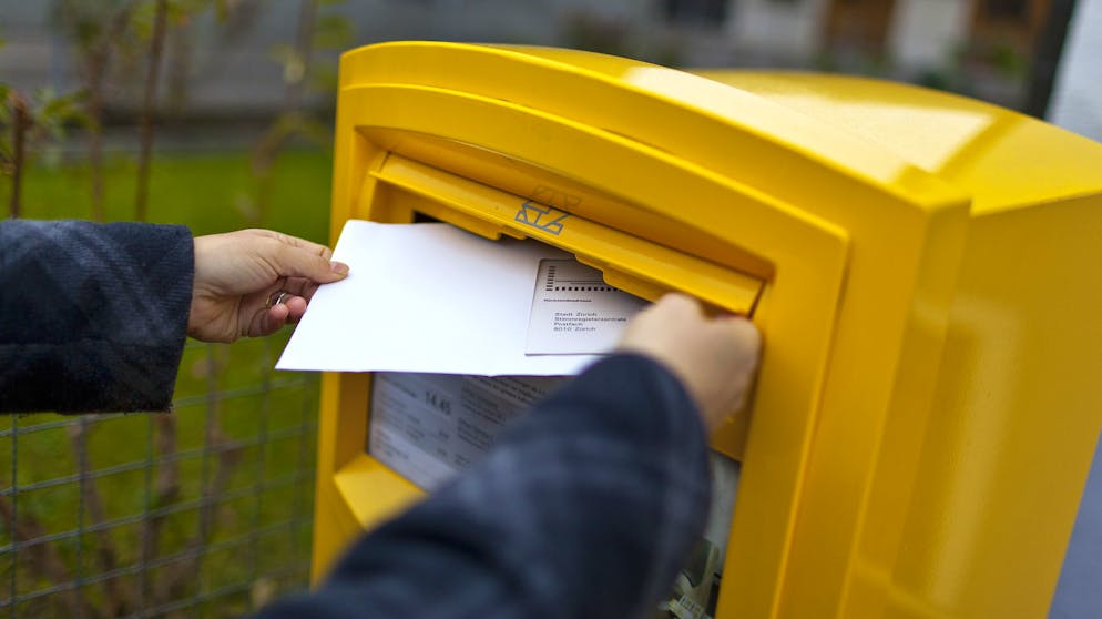 Wer die Briefabstimmung wählt, sollte sichergehen, dass das Stimmcouvert ausreichend frankiert ist.