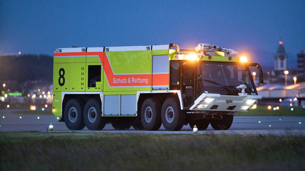 Ein Feuerwehr-Fahrzeug mit der Aufschrift «Schutz und Rettung» am Flughafen Zürich.
