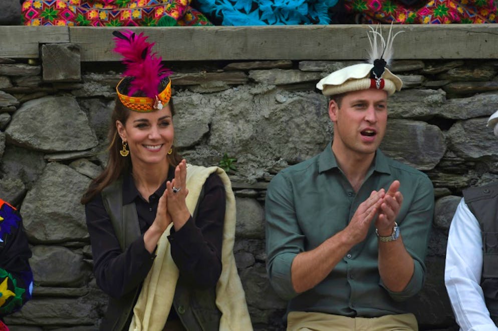 Le prince William et Kate observent le changement climatique sur un glacier du Pakistan. Le prince William et son épouse Kate assistent à une danse traditionnelle durant leur visite dans la vallée de Broghil dans le Nord du Pakistan, le 16 octobre 2019