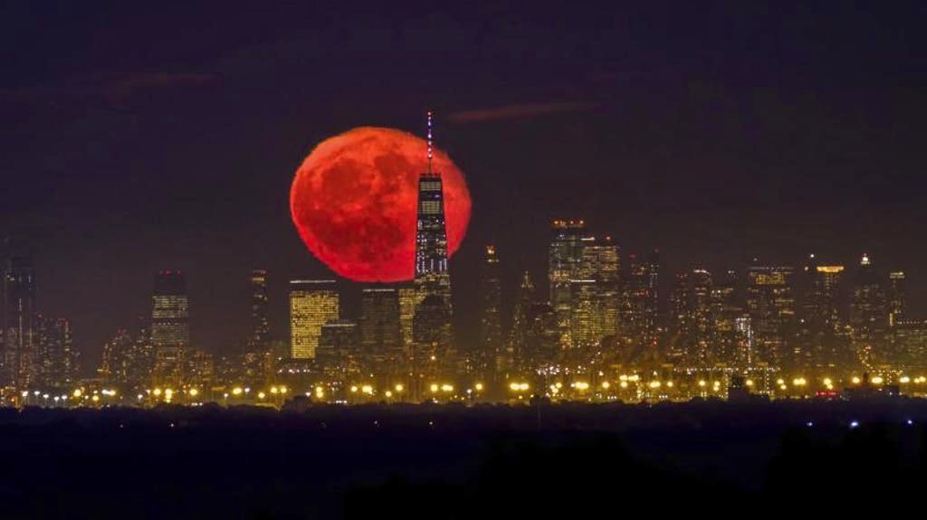 «Big Apple»: una luna rosso fuoco compare dietro il One World Trade Center.