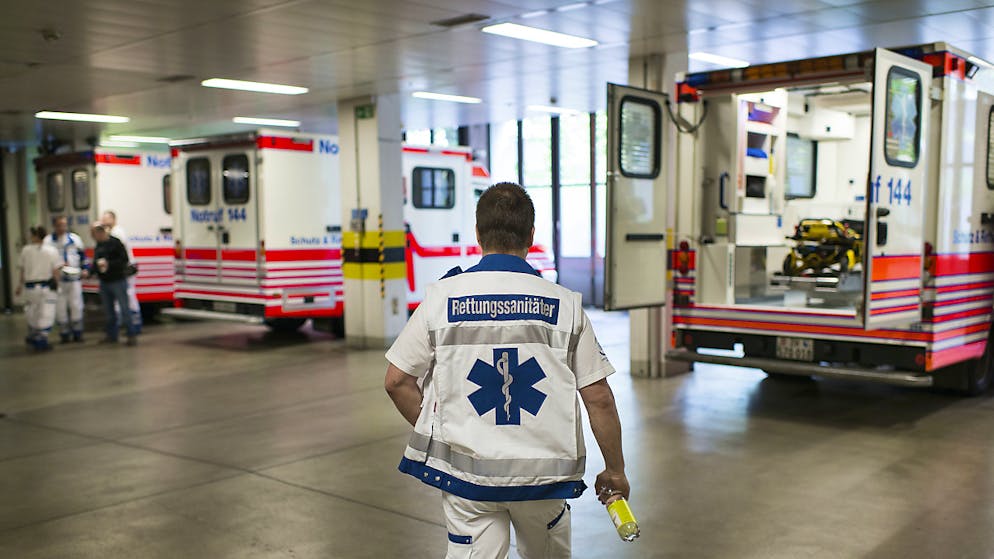 Rettungswagen und Helikopter rückten aus, um zwei Fussgänger ins Spital zu bringen, die auf einem Trottoir angefahren worden waren. (Symbolbild)