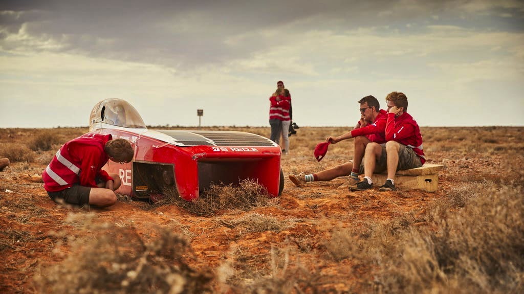 Fine della corsa: durante il Bridgestone World Solar Challenge in Australia, il veicolo che stava guidando la corsa è stato eliminato. Il bolide della squadra olandese Solar Team Twente è stato spinto fuori pista da violenti venti rimanendo gravemente danneggiato.