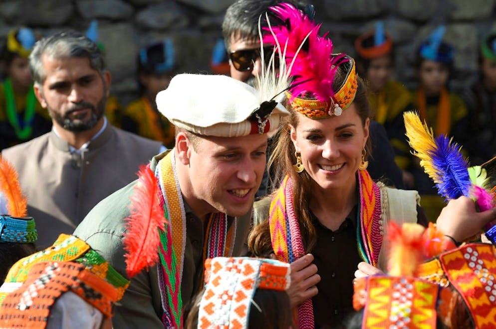Le prince William et Kate observent le changement climatique sur un glacier du Pakistan. Le prince William (C) et son épouse Kate parlent avec des membres de la tribu Kalash durant une visite dans le Nord du Pakistan, le 16 octobre 2019