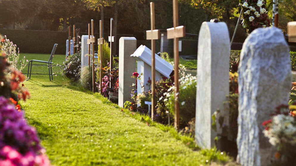 Der Schlosshaldenfriedhof in Bern. Für die Beisetzung in ein solches Reihengrab bezahlt man hier 1'077 Franken.