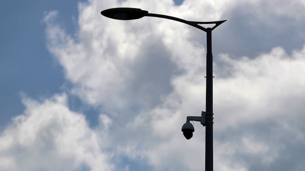 Eine Überwachungskamera mit Gesichtserkennung in Belgrad.