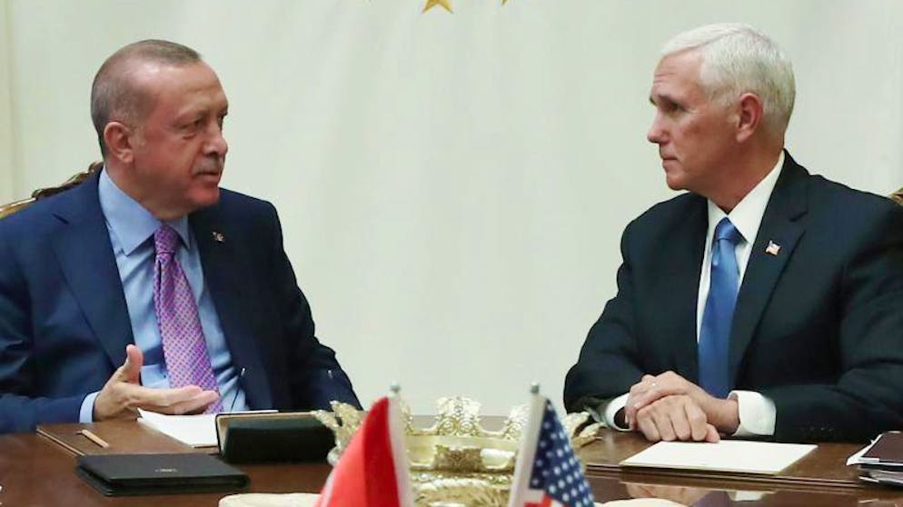 US-Vizepräsident Mike Pence (r) spricht mit dem türkischen Präsidenten Recep Tayyip Erdogan. 