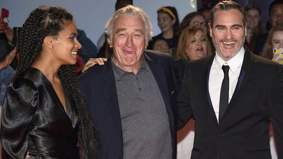 Il film «Joker» in immagini. Joaquin Phoenix (a destra) con i colleghi Robert De Niro, che interpreta un presentatore televisivo, e Zazie Beetz nel ruolo di un'amica.