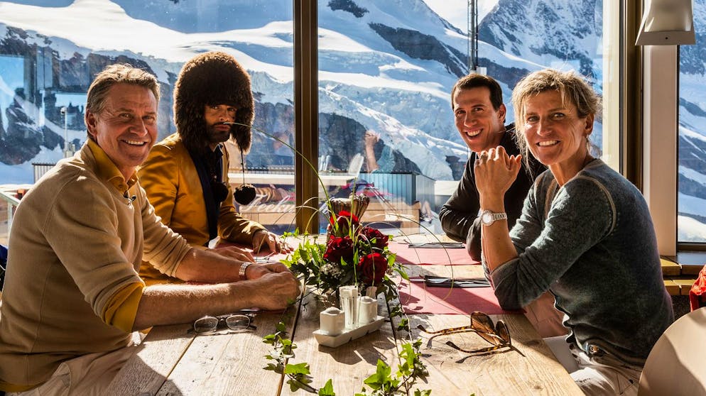 «Mini Schwiiz, dini Schwiiz»: Die Bilder. Schöne Aussichten verbinden: Rob Spence, Müslüm, Ramon Zenhäusern und Evelyn Binsack im Restaurant Mittelallalin. 