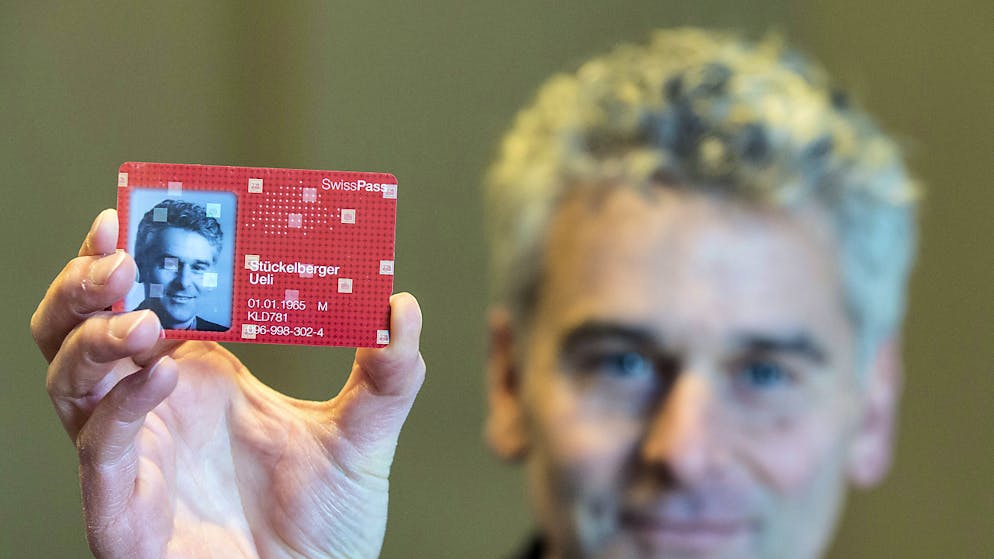 Seit 2015 wird das Generalabonnement (GA) auf dem SwissPass ausgegeben, hier jener von Ueli Stückelberger, Direktor des Verbandes öffentlicher Verkehr. (Archivbild)