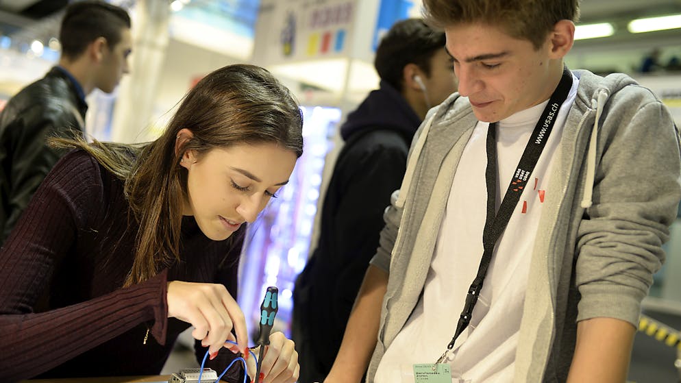 Die meisten Schulabgängerinnen und Schulabgänger sind mit der getroffenen Berufswahl zufrieden. (Archivbild)