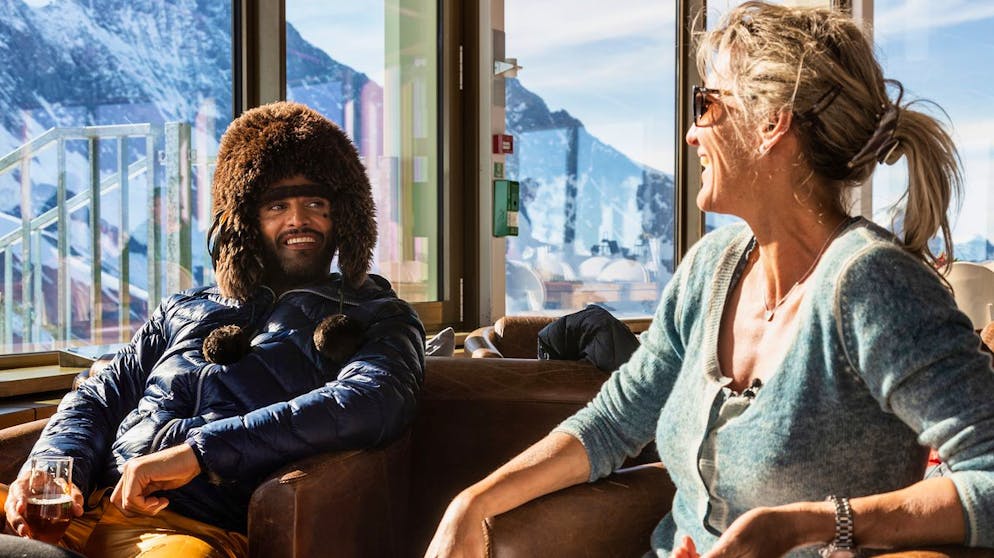 «Mini Schwiiz, dini Schwiiz»: Die Bilder. Wo fühlst du dich zuhause: Müslüm und Evelyn Binsack geraten im Restaurant Mittelallalin ins Diskutieren.