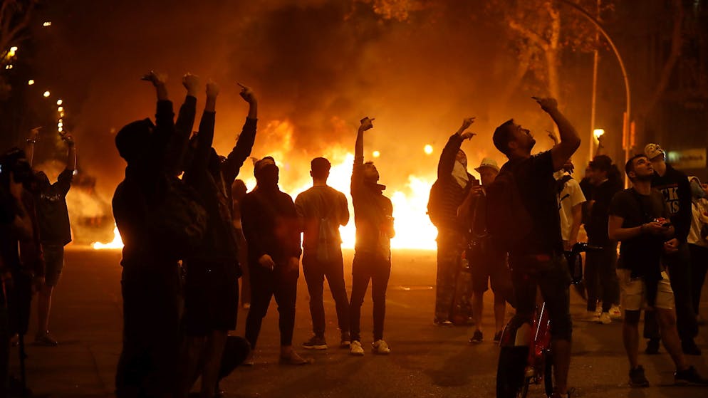 Brennende Autos, Böller und «Gegenstände mit Säure»: In Barcelona machten katalanische Unabhängigkeitsbefürworter erneut Randale.