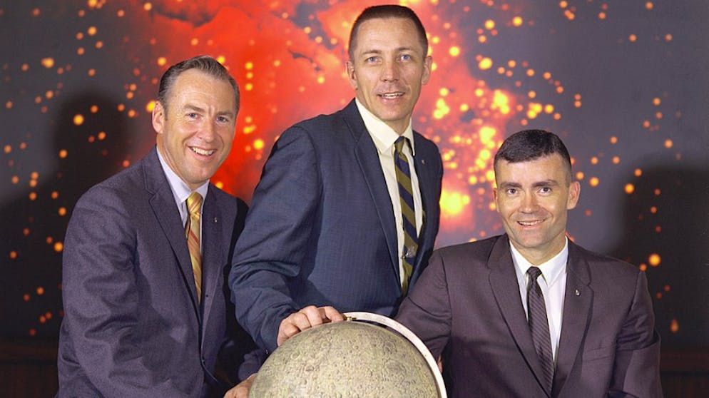 Verfilmungen echter Katastrophen. Das sind die echten drei Weltraumasse: Jim Lovell, Jack Swigert und Fred Haise. Sie haben unter Druck mit kühlem Kopf den Rückweg gemeistert. Am 11. April 1970 startete die Saturn-5-Rakete und 55 Stunden später geschah die Havarie: Die drei Besatzungsmitglieder mussten sich in der Mondlandefähre einschliessen, um zu überleben. Sie wasserten erfolgreich im Pazifik – 88 Stunden später.