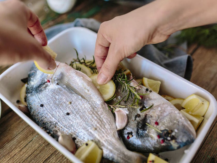 Способы удаления запаха рыбы. Как устранить запах рыбы. Как избавиться от рыбного запаха. Запах рыбы избавиться. Рыба воняет.