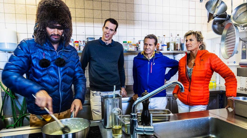 «Mini Schwiiz, dini Schwiiz»: Die Bilder. Müslüm greift im Restaurant Mittelallalin selbst zum Kochlöffel.