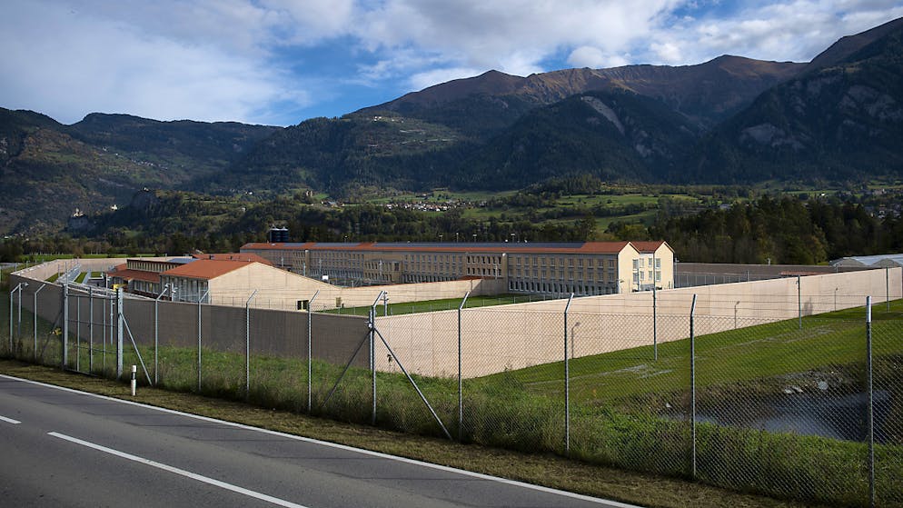 Blick auf die neu gebaute Justizvollzugsanstalt Tignez in Cazis GR: Das Gefängnis soll nach einer Testphase im Januar bis zu 152 Inhaftierte aufnehmen.