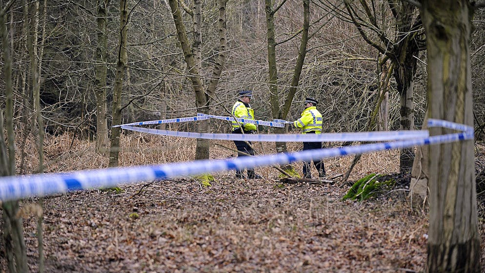 Englische Polizisten sperren nach dem Tod Beresowskis Teile eines Parks in der Nähe seines Hauses. Es konnte nie zweifelsfrei festgestellt werden, ob es sich um Selbstmord oder um einen Tötungsdelikt handelte.