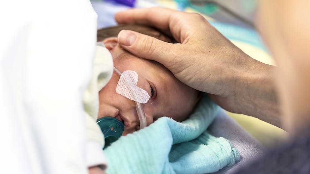 Wenn Stadtberner Angestellte Kinder kriegen, sollen sie künftig einen sechswöchigen Elternurlaub erhalten.