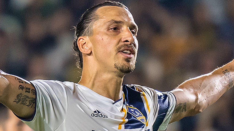 Zlatan Ibrahimovic lässt sich von den Fans feiern.