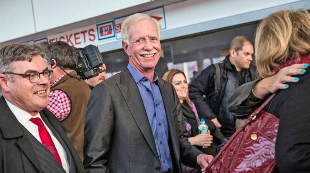 Verfilmungen echter Katastrophen. Jener sieht dem echten Sully gar nicht mal so unähnlich. Der Pilot mit über 20'000 Stunden Flugerfahrung fällte die Entscheidung innerhalb von drei Minuten und 28 Sekunden – vom Ausfall der Triebwerke bis zur Notlandung im Hudson River.