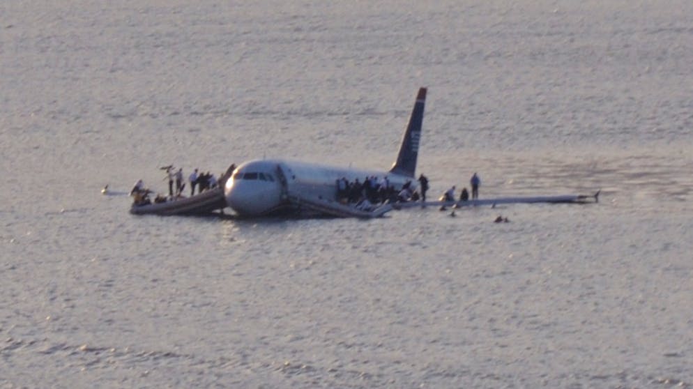 Verfilmungen echter Katastrophen. Der amerikanische Flug 1549 hatte drei Minuten nach dem Start einen Zwischenfall: Nachdem Gänse in die Triebwerke flogen, fielen beide aus und der Pilot musste in den nächsten drei Minuten die Maschine auf dem Hudson River bei New York notlanden. Alle 155 Menschen an Bord überlebten.
