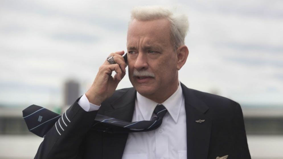 Verfilmungen echter Katastrophen. Der Pilot und heutige amerikanische Held Chesley «Sully» Sullenberger wird im Film dargestellt von Tom Hanks.