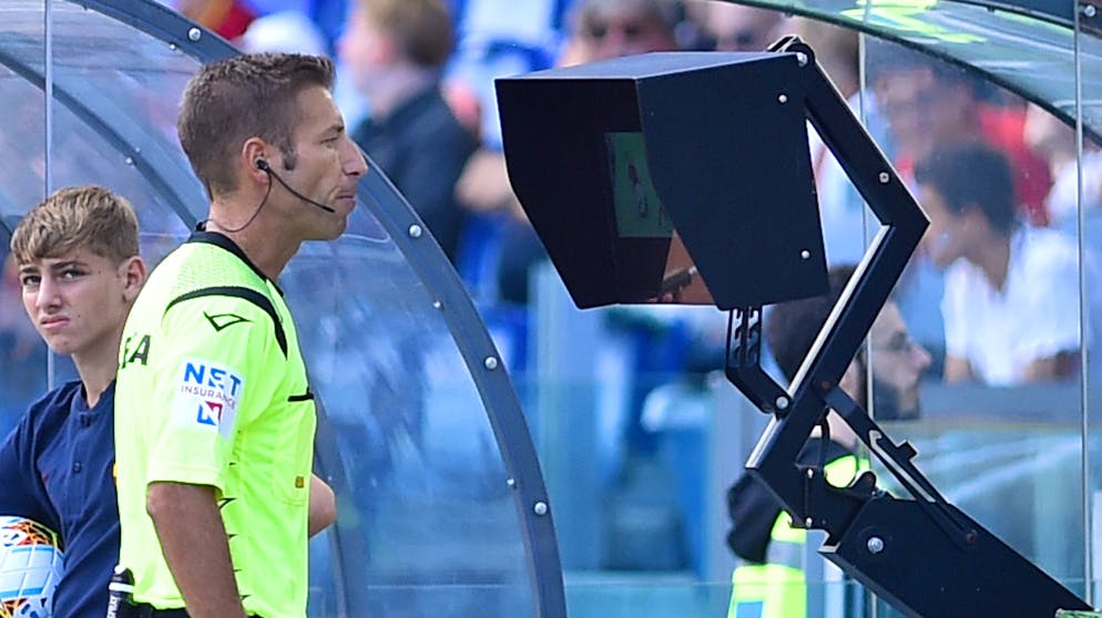 Rassistische Zuschauer sollen bald mit dem VAR entlarvt werden.