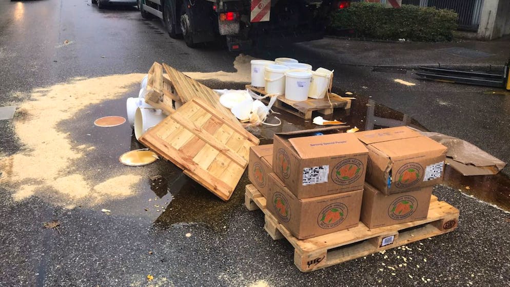 In Birsfelden ergoss sich 400 kg Honig auf die Strasse.
