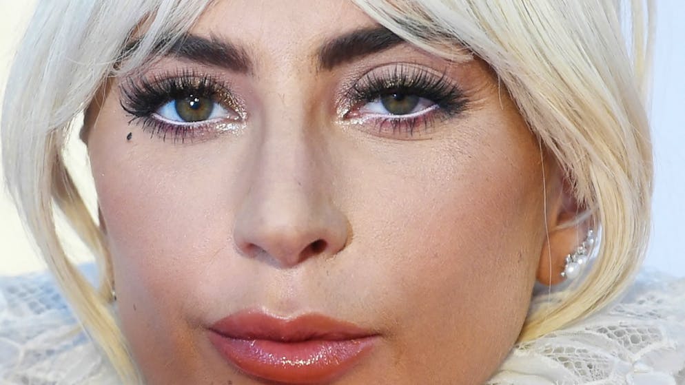 Einmal ist immer das erste Mal: US-Popstar Lady Gaga ist in Las Vegas von der Bühne gefallen – und zwar nicht allein.