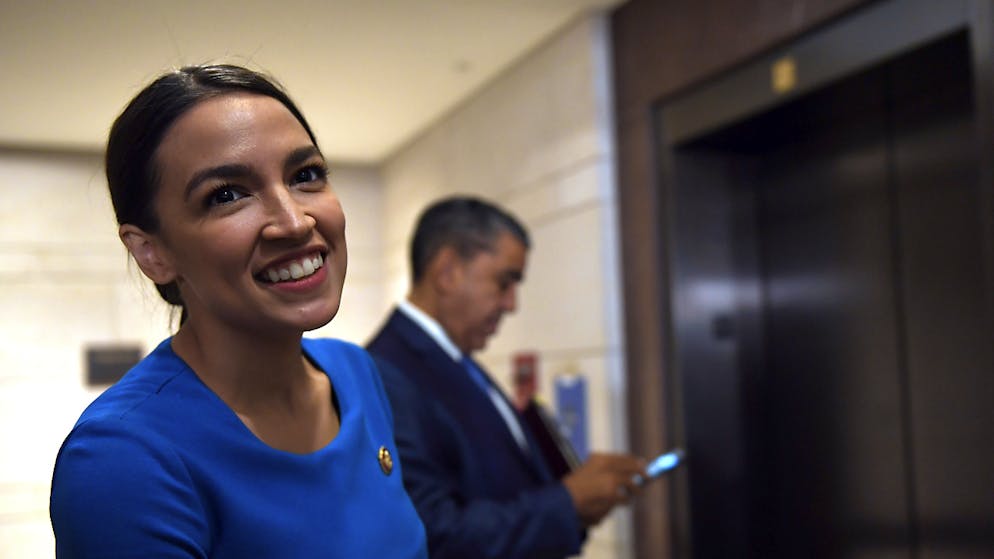 Die prominente Kongressabgeordnete Alexandria Ocasio-Cortez hat dem demokratischen US-Präsidentschaftsbewerber Bernie Sanders offiziell ihre Unterstützung ausgesprochen. (Archivbild)