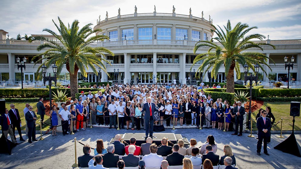 Donald Trump im Jahr 2016 – damals noch als Präsidentschaftskandidat – bei einer Rede vor seinem Golfclub «Trump National Doral» in Miami im US-Bundesstaat Florida. (Archivbild)