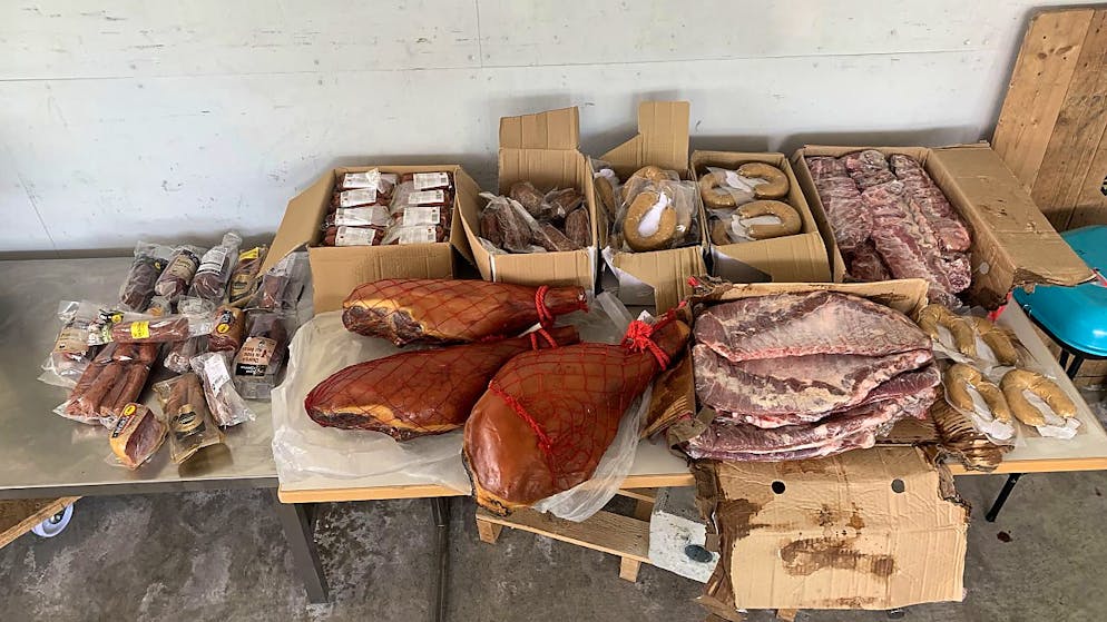 Ein stattlicher Fleischberg: Über 72 Kilogramm an Würsten, Schinken und Trocken- und Frischfleisch schmuggelte ein Mann in die Schweiz.