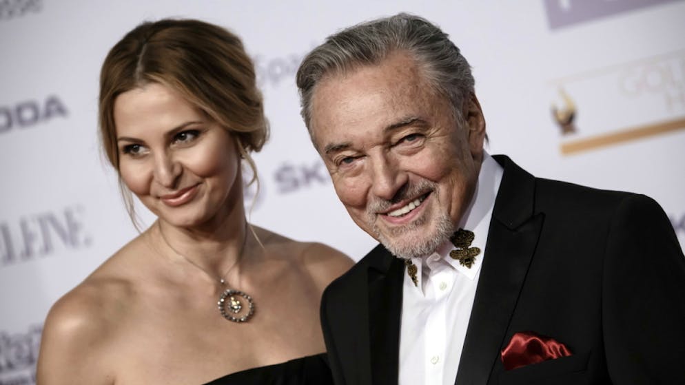 Schlagerlegende Karel Gott ist tot. Der tschechische Schlagerstar Karel Gott mit seiner Frau, der Fernsehmoderatorin Ivana Machackova: In Anlehnung an einen seiner grössten Erfolge, die Titelmelodie zur «Biene Maja», trägt er Bienen-Pins am Revers seines Hemdes. Am Dienstagabend ist Karel Gott mit 80 Jahren gestorben. (Archivbild)