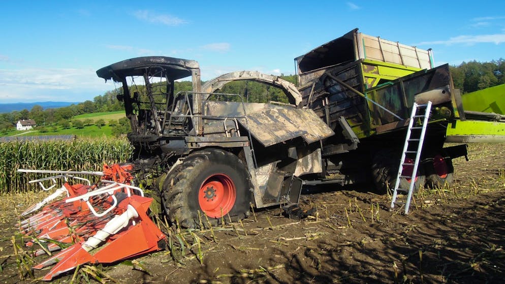 Bei Erntearbeiten auf einem Maisfeld in Steckborn TG war der Häcksler in Brand geraten.