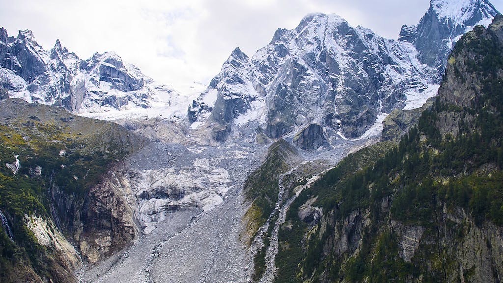 Folge des Klimawandels. Schmelzende Gletscher: Immer mehr Felsstürze drohen in der Schweiz