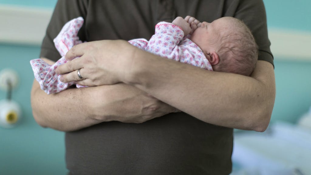 Minimallösung. Vier Wochen Vaterschaftsurlaub vom Tisch