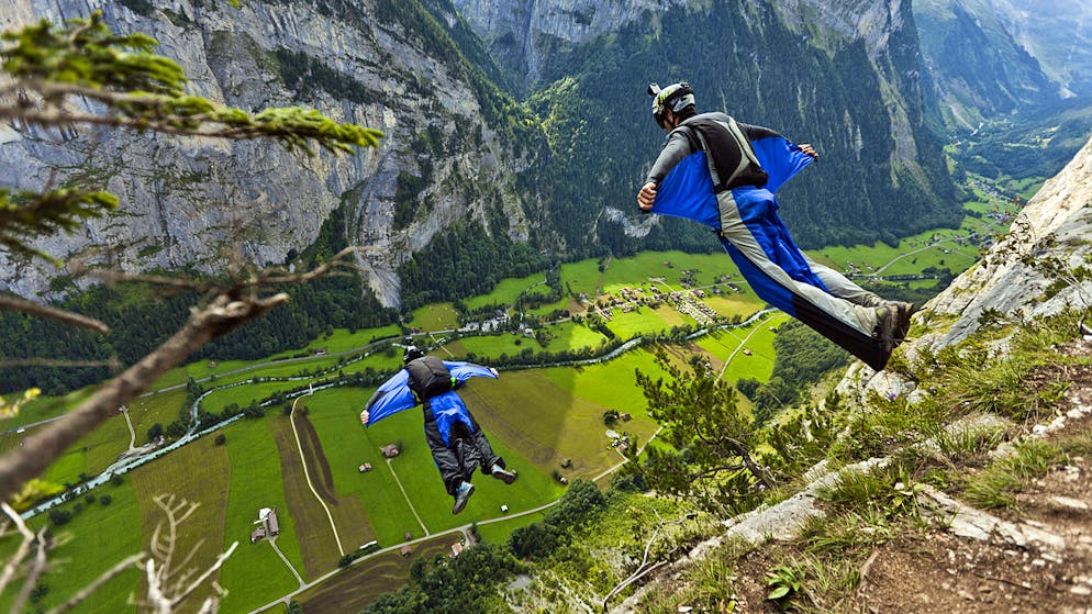Basejumper stürzen sich in Lauterbrunnental im Berner Oberland in die Tiefe. (Archiv)