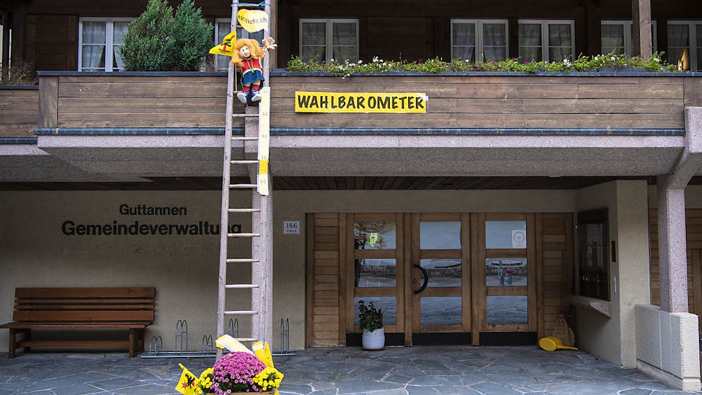 Wahlsonntag in Kleinstgemeinden. Der Föhnsturm hat das Wahlbarometer vor der Gemeindeverwaltung Guttannen zerzaust.